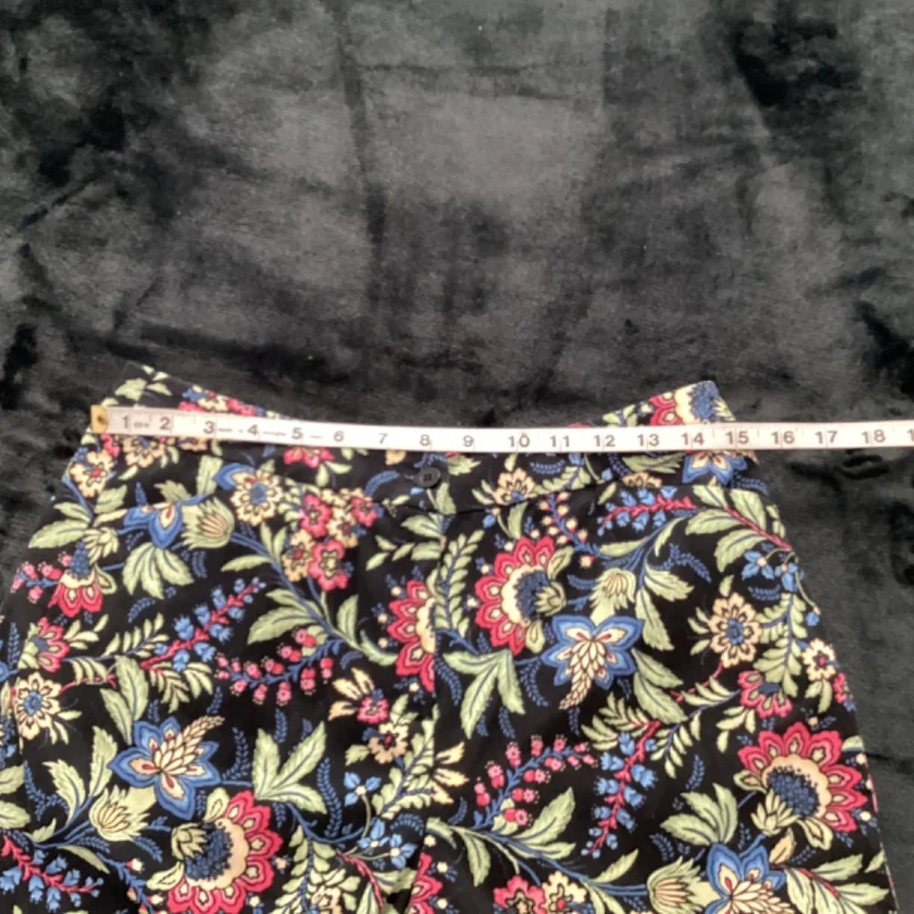 Appleseed’s, 8p, floral on black background, stretch, straight leg pants - Picture 2 of 13